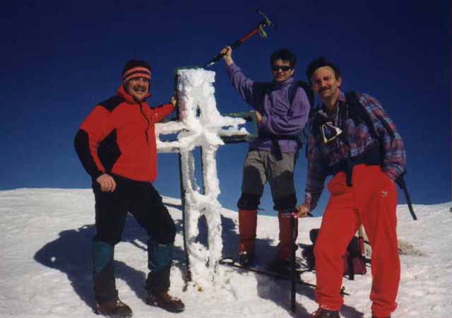 Il mitico trio monnezza alias Giacomo, Oreste e Carlo si bea presso la croce di vetta